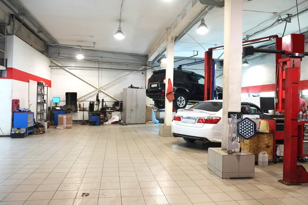 Autos im Autohaus Reparaturstation in tula — Stockfoto