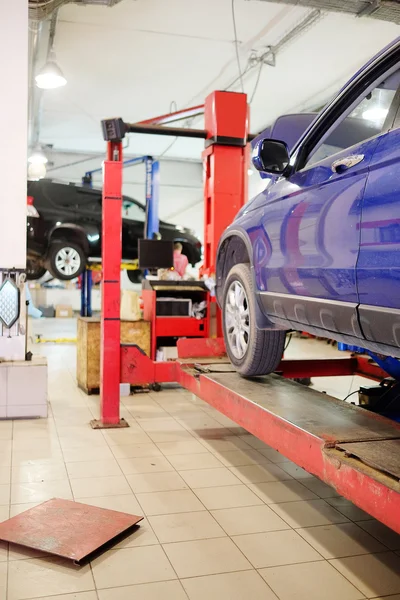 Automóviles en estación de reparación de concesionarios en Tula — Foto de Stock