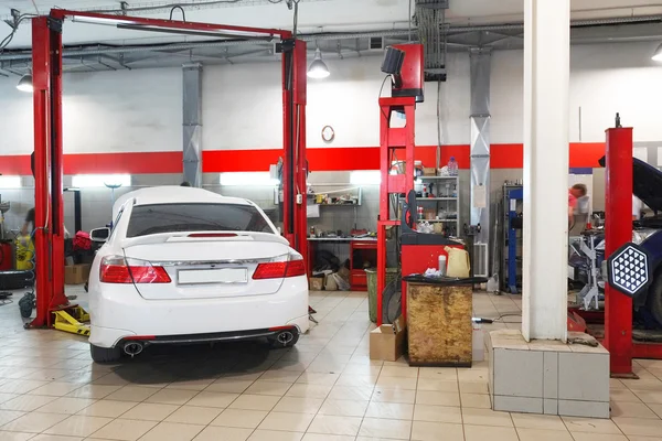 Automóviles en estación de reparación de concesionarios en Tula — Foto de Stock