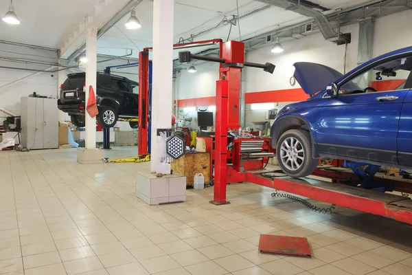 Autos im Autohaus Reparaturstation in tula — Stockfoto