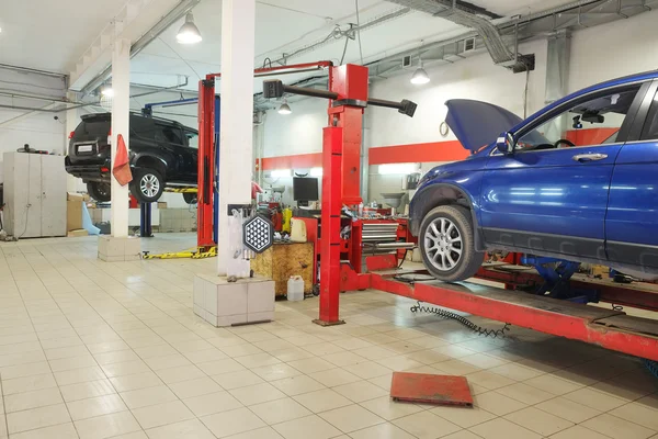 Autos im Autohaus Reparaturstation in tula — Stockfoto