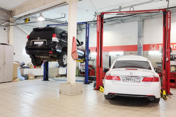 Cars in dealer repair station in Tula — Stock Photo, Image