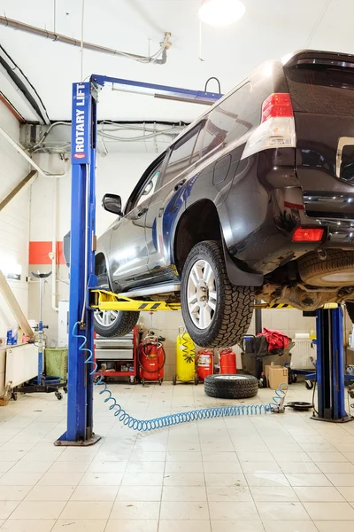 Automóviles en estación de reparación de concesionarios en Tula —  Fotos de Stock