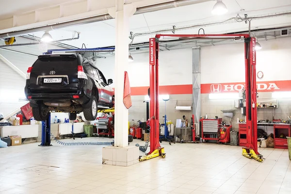 Cars in dealer repair station in Tula — Stock Photo, Image