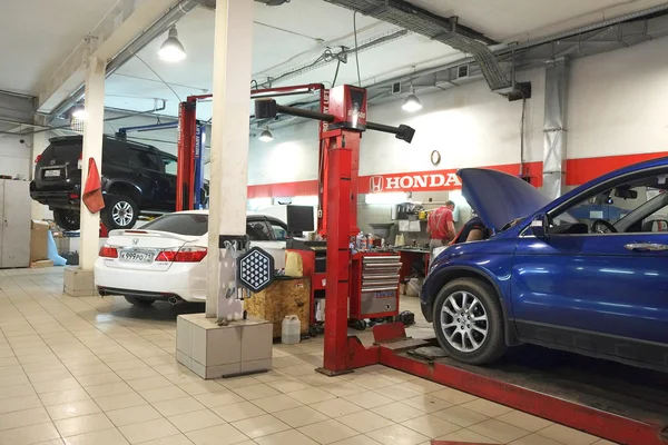 Cars in dealer repair station in Tula — Stock Photo, Image