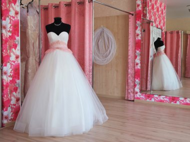 Bir gösteri odasında gelinlik