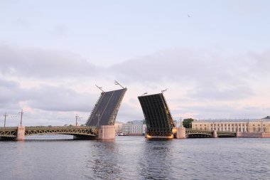St. Petersburg 'daki Saray Köprüsü