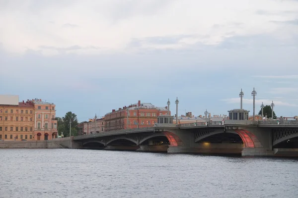 Puente desde el río Neva en San Petersburgo — Foto de Stock