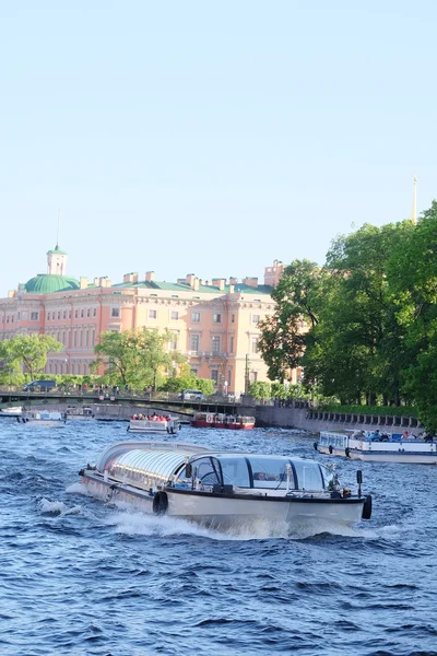 Loď na řece moika v Petrohradu — Stock fotografie