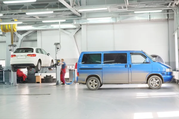 Autos in Händlerreparaturstation in Moskau — Stockfoto