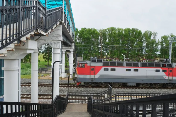 Stazione ferroviaria e ponte pedonale — Foto Stock