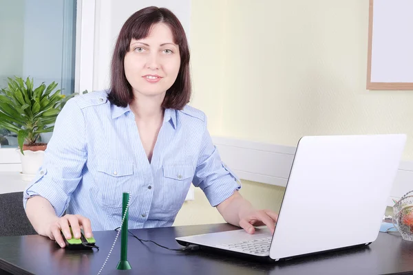 Secretária mulher com laptop — Fotografia de Stock