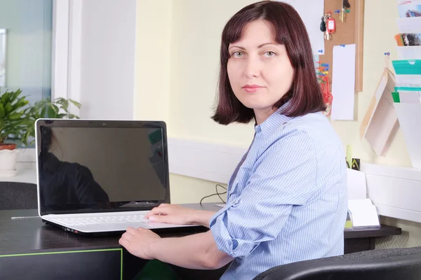 Secretary woman with laptop — Stockfoto