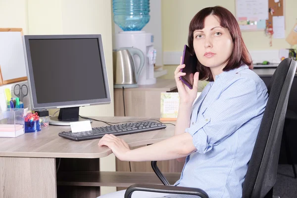 Secretária mulher com computação — Fotografia de Stock