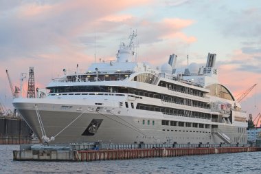 Turistik gemi St Petersburg Neva nehrinde