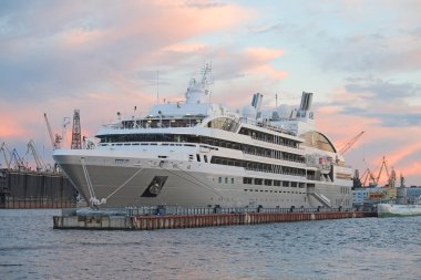 Turistik gemi St Petersburg Neva nehrinde