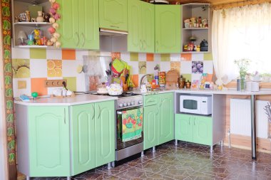 Modern bir mutfağın içinde.