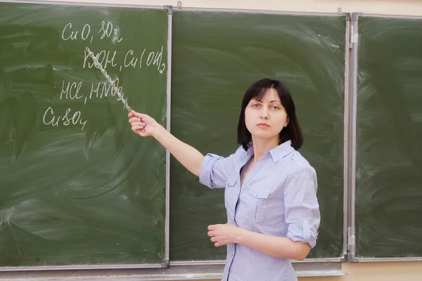 Kvinnan lärare på blackboard — Stockfoto