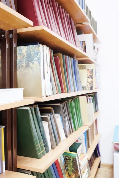 Boeken op de plank in een librar — Stockfoto