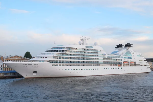 Nave turística en el río Neva en San Petersburgo — Foto de Stock