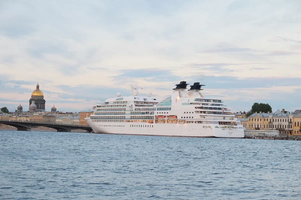 Touristenschiff auf der Newa in St. Petersburg — Stockfoto