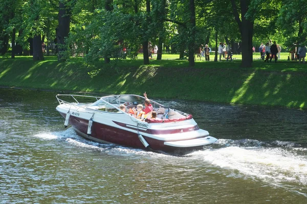 Barco em um rio Moika em São Petersburgo — Fotografia de Stock