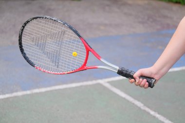 Tenis raketi kızın elinde