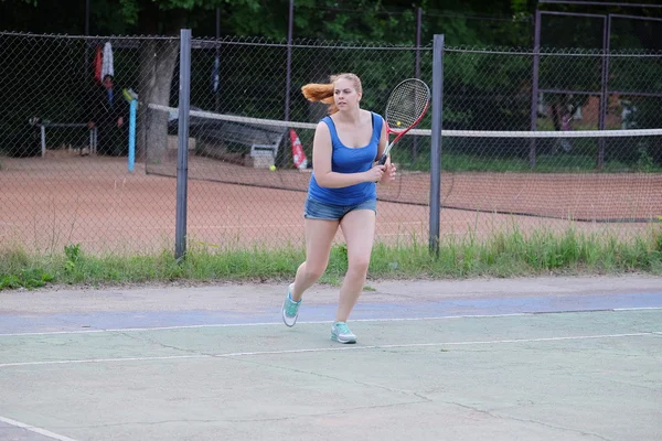 Chica juega tenis — Foto de Stock