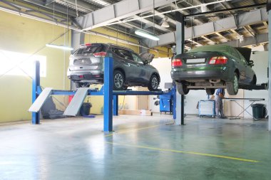 Araba satıcısı Serpuhov istasyonunda onarım