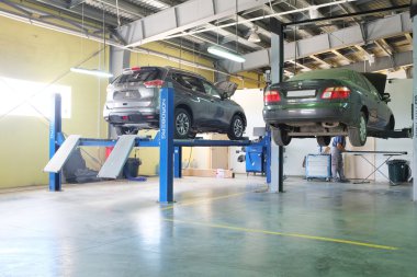 Araba satıcısı Serpuhov istasyonunda onarım