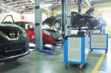 Araba satıcısı Serpuhov istasyonunda onarım