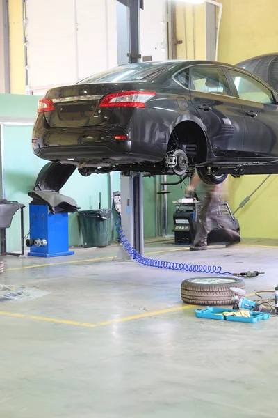 Auto nella stazione di riparazione rivenditore a Serpuhov — Foto Stock