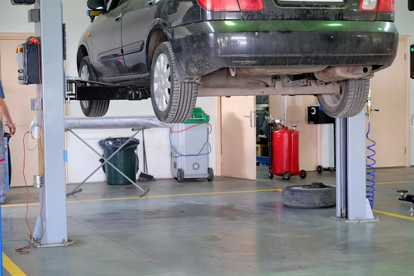 Auto in dealer reparatie station in Serpuhov — Stockfoto