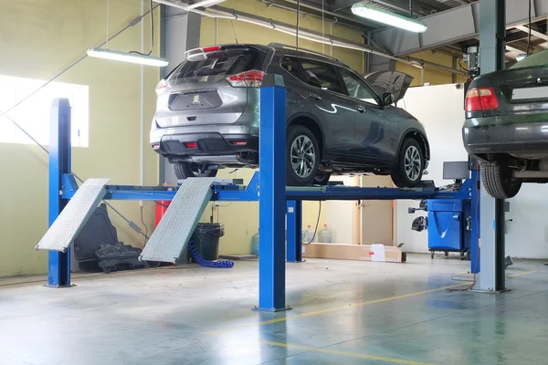 Car in  dealer repair station in Serpuhov — Stock Photo, Image