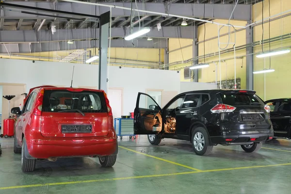 Cars in dealer repair station in Serpuhov — Stock Photo, Image