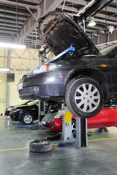 Bilar i återförsäljare reparera station i Serpuhov — Stockfoto