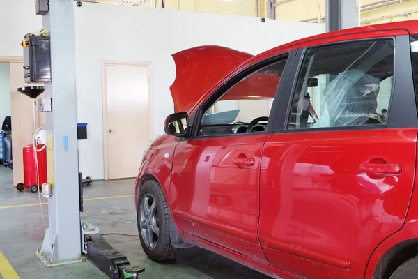 Car in  dealer repair station in Serpuhov — Stock Photo, Image