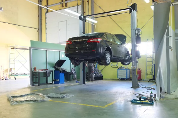 Car in  dealer repair station in Serpuhov — Stock Photo, Image