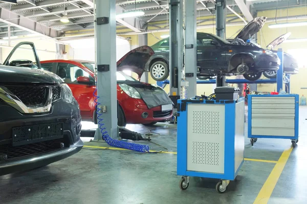 Bilar i återförsäljare reparera station i Serpuhov — Stockfoto