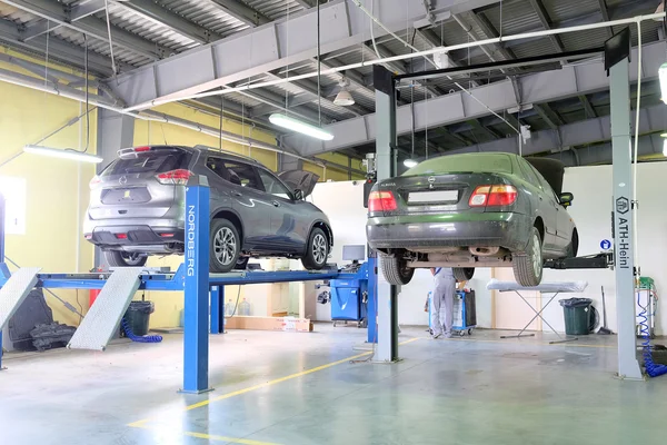 Cars in  dealer repair station in Serpuhov — Stock Photo, Image