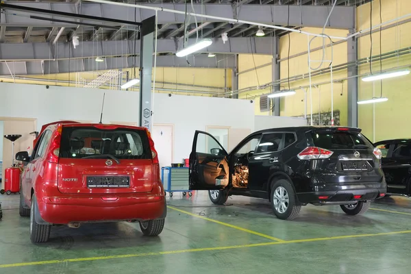 Automóviles en estación de reparación de concesionarios en Serpuhov — Foto de Stock