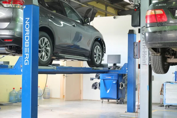 Araba satıcısı olarak onarım istasyonu Serpuhov