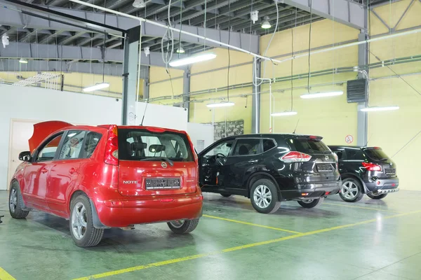 Carros na estação de reparação revendedor em Serpuhov — Fotografia de Stock