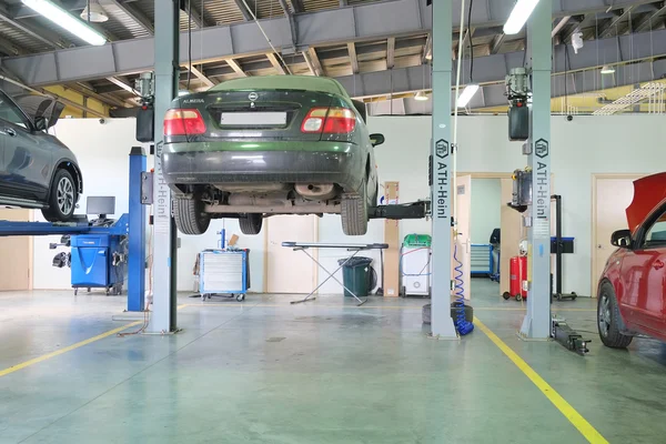 Auto in dealer reparatie station in Serpuhov — Stockfoto