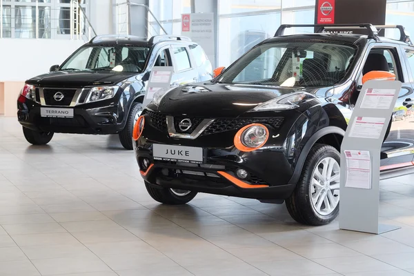 Auto's in de showroom van een dealer in Serpuhov — Stockfoto