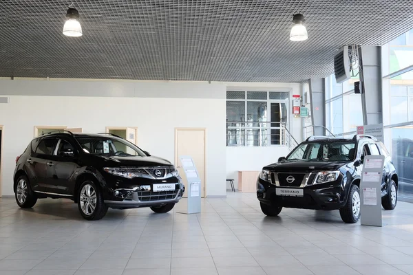 Auto's in de showroom van een dealer in Serpuhov — Stockfoto