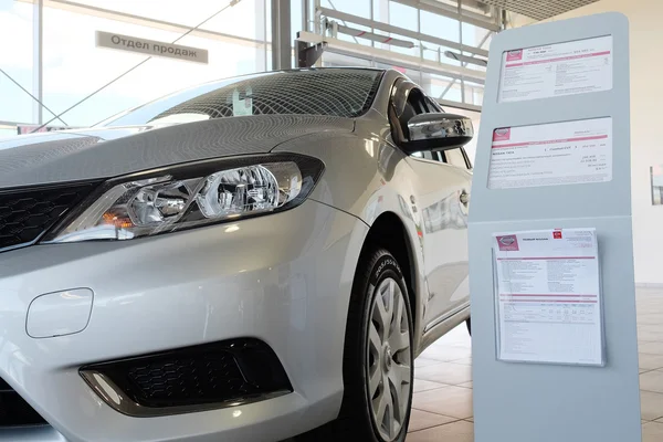 Auto's in de showroom van een dealer in Serpuhov — Stockfoto