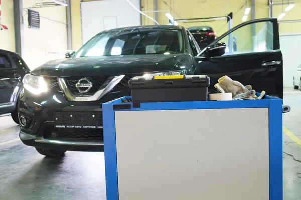 Cars in  dealer repair station in Serpuhov — Stock Photo, Image