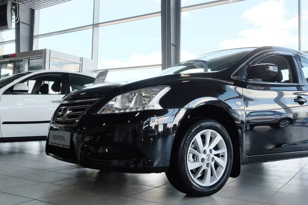 Auto's in dealer herstellen station in Serpuhov — Stockfoto