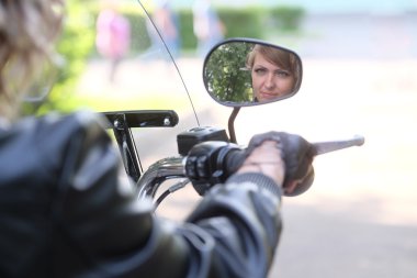 Motorlu bisikletçi resmini